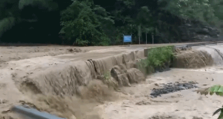 緊急轉(zhuǎn)移97人！湖北省利川市文斗鎮(zhèn)遭受特大暴雨襲擊