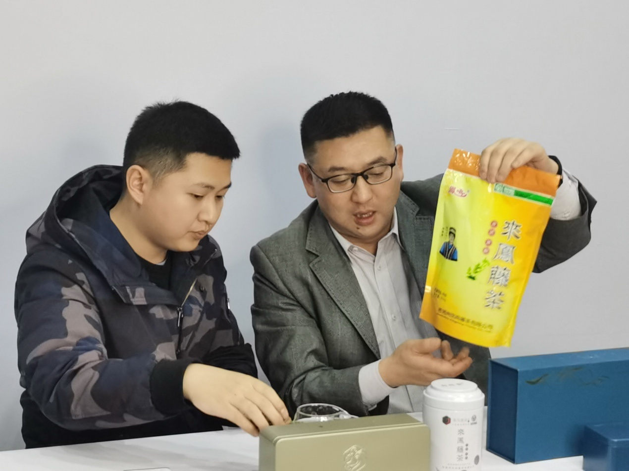 首屆湖北省農(nóng)博會(huì)開(kāi)幕來(lái)鳳副縣長(zhǎng)、利川副市長(zhǎng)直播間推介家鄉(xiāng)好物