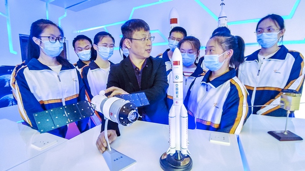 “天宮科堂”第二課開講啦！中國流動科技館黑龍江省齊齊哈爾站走進齊齊哈爾中學